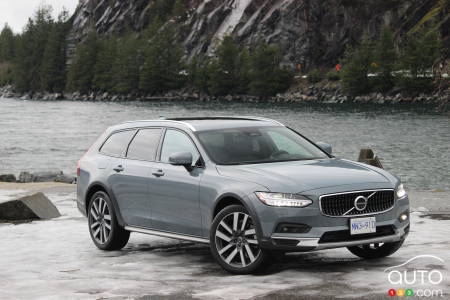 2022 Volvo V90 CC, three-quarters front