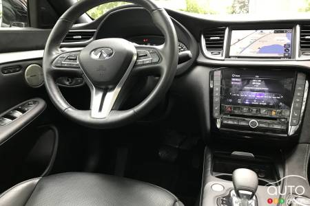 Infiniti QX50 2020, volant. console central