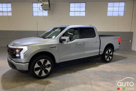 Ford F-150 Lightning, three-quarters front