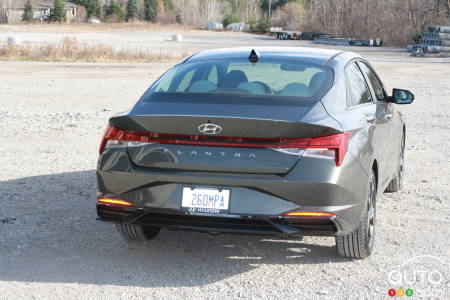 Hyundai Elantra 2021, arrière