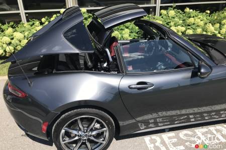 La Mazda MX-5 à toit dur, en ouverture de toit