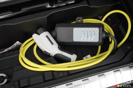 BMW X5 45e, charging cable