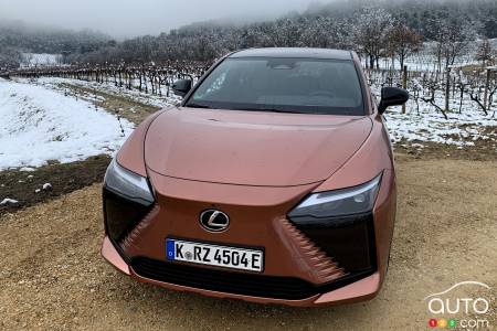 Lexus RZ450e 2023, avant