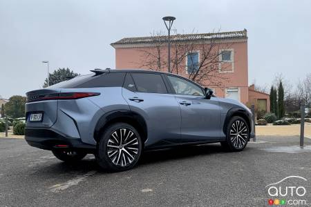 Lexus RZ450e 2023, trois quarts arrière