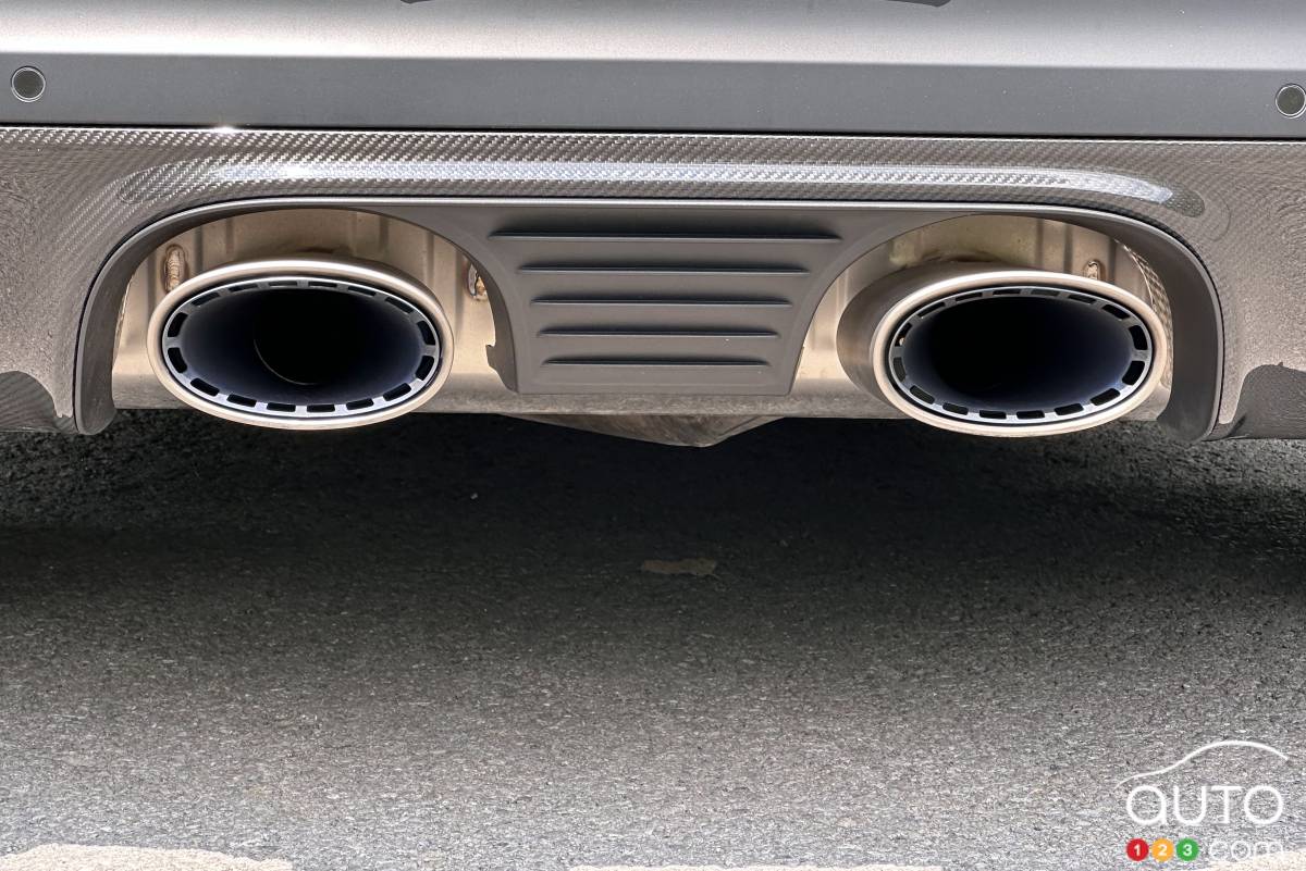 2024 Porsche Cayenne GT Turbo, exhaust pipes