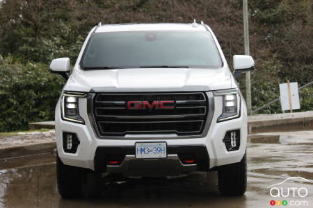 2021 GMC Yukon AT4, front