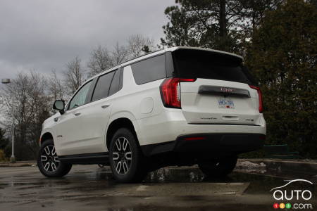 2021 GMC Yukon AT4, three-quarters rear