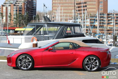 Lexus LC 500 décapotable 2021, toit en place