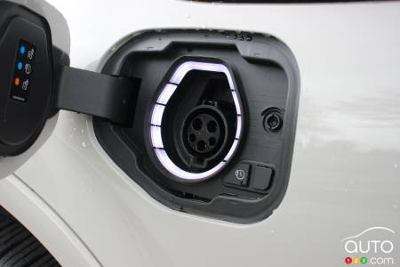 Lincoln Aviator Grand Touring, charging port