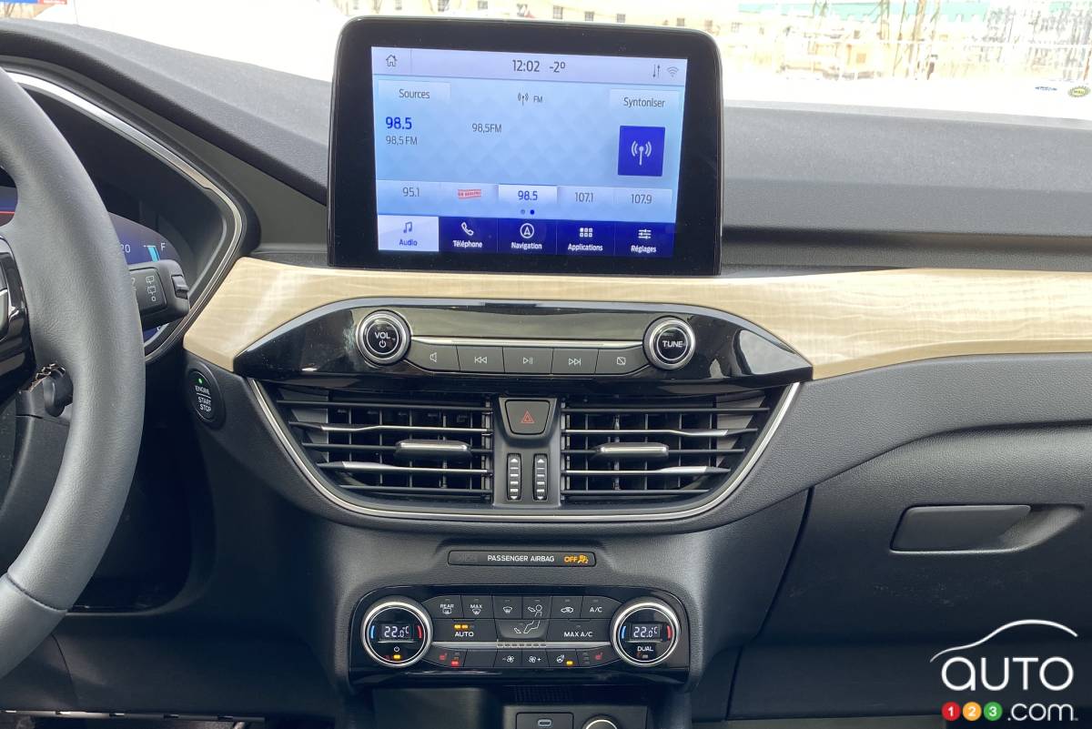 Ford Escape PHEV 2022, écran multimédia, console central