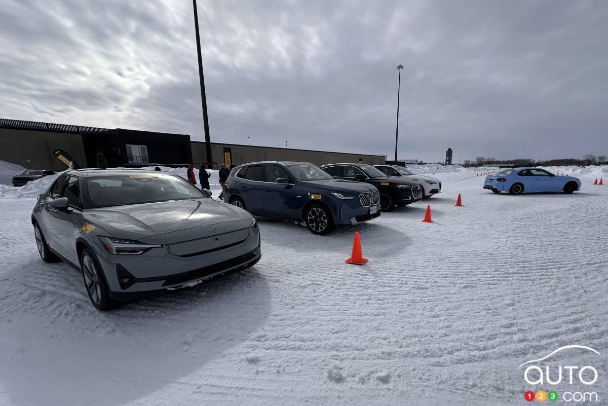 Quelques-un des véhicules utilisé pour l'essai du pneu Ice Friction