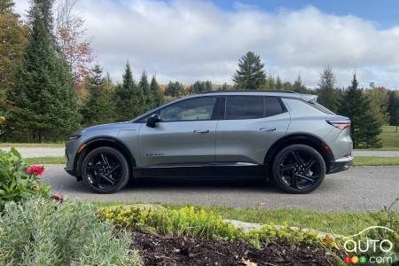 Le Chevrolet Equinox EV 2024, de profil