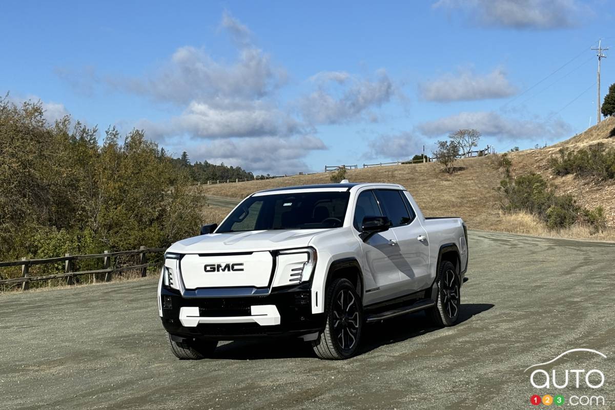 Le GMC Sierra EV Denali 2025, trois quarts avant