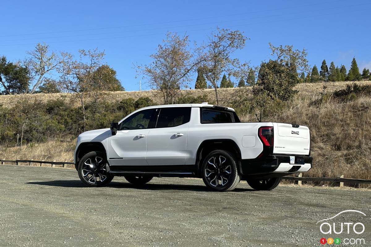 Le GMC Sierra EV Denali 2025, de profil