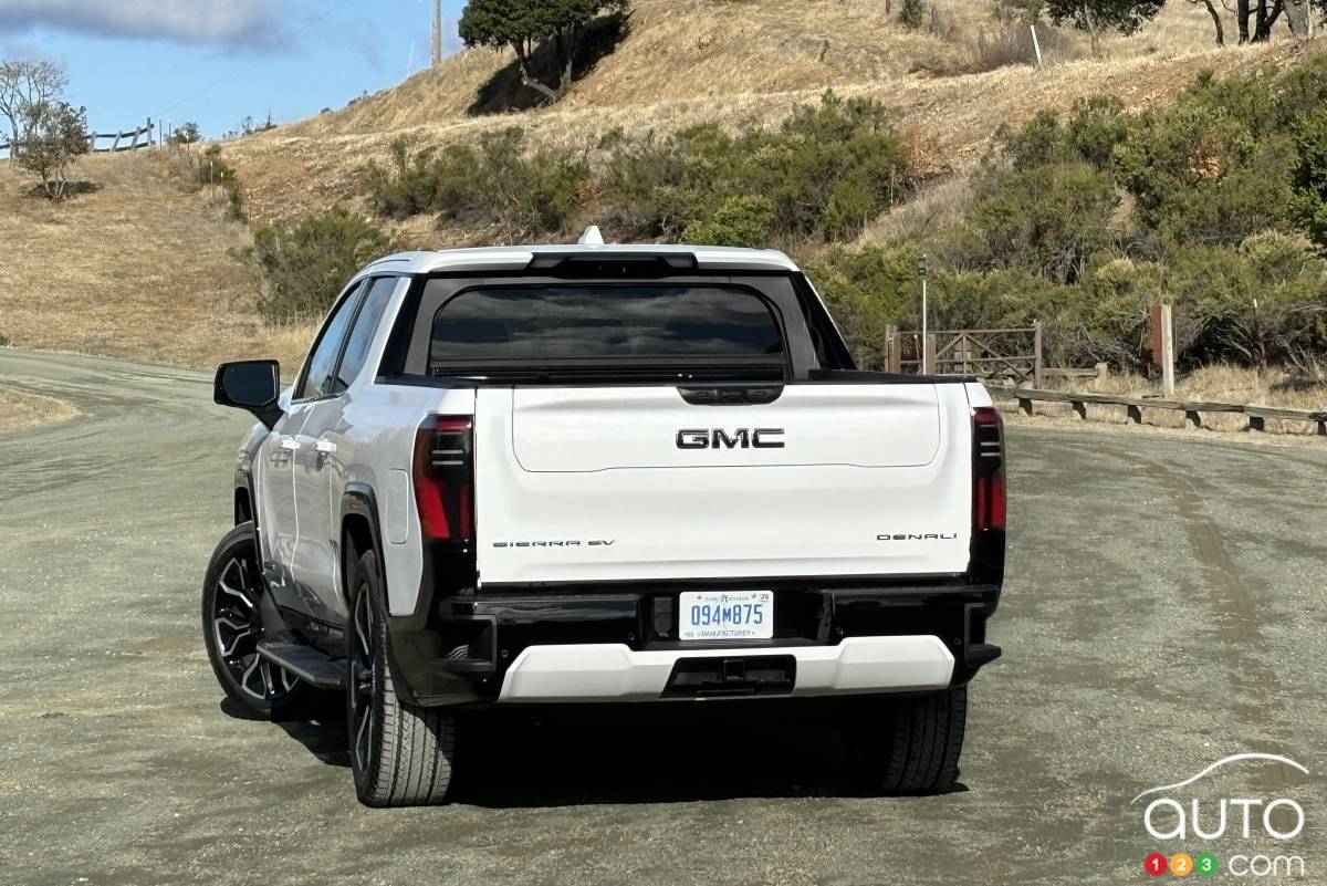 Le GMC Sierra EV Denali 2025, arrière