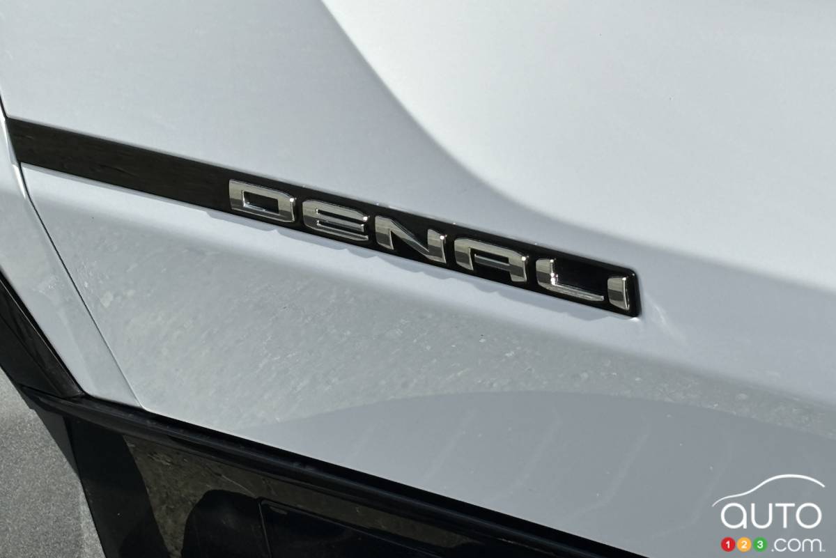 Le logo Denali sur le Sierra EV