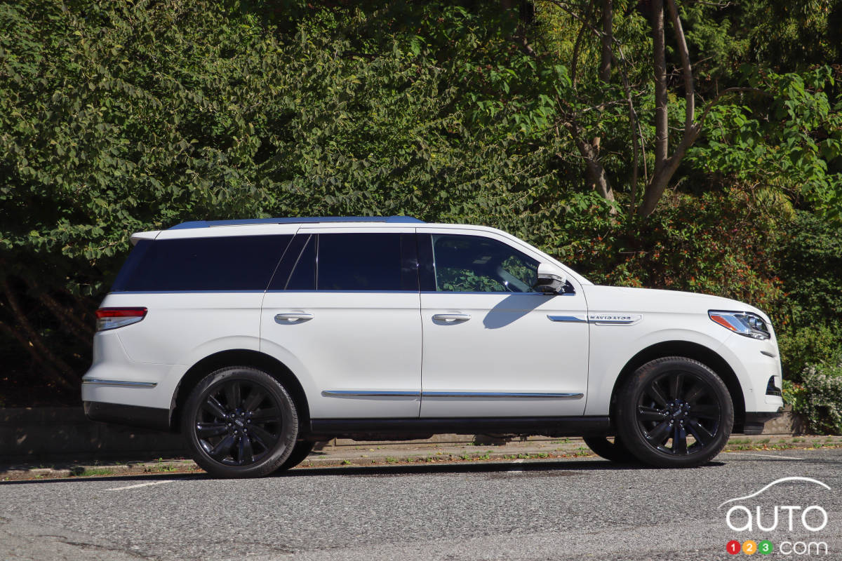 Lincoln Navigator 2024, de profil