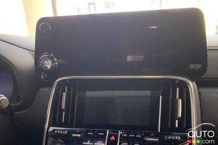 2022 Lexus LX 600, screens