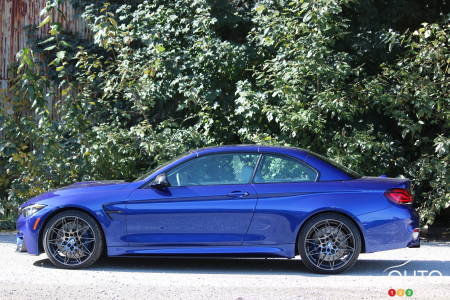 BMW M4 Cabriolet 2020, profil avec toit en place