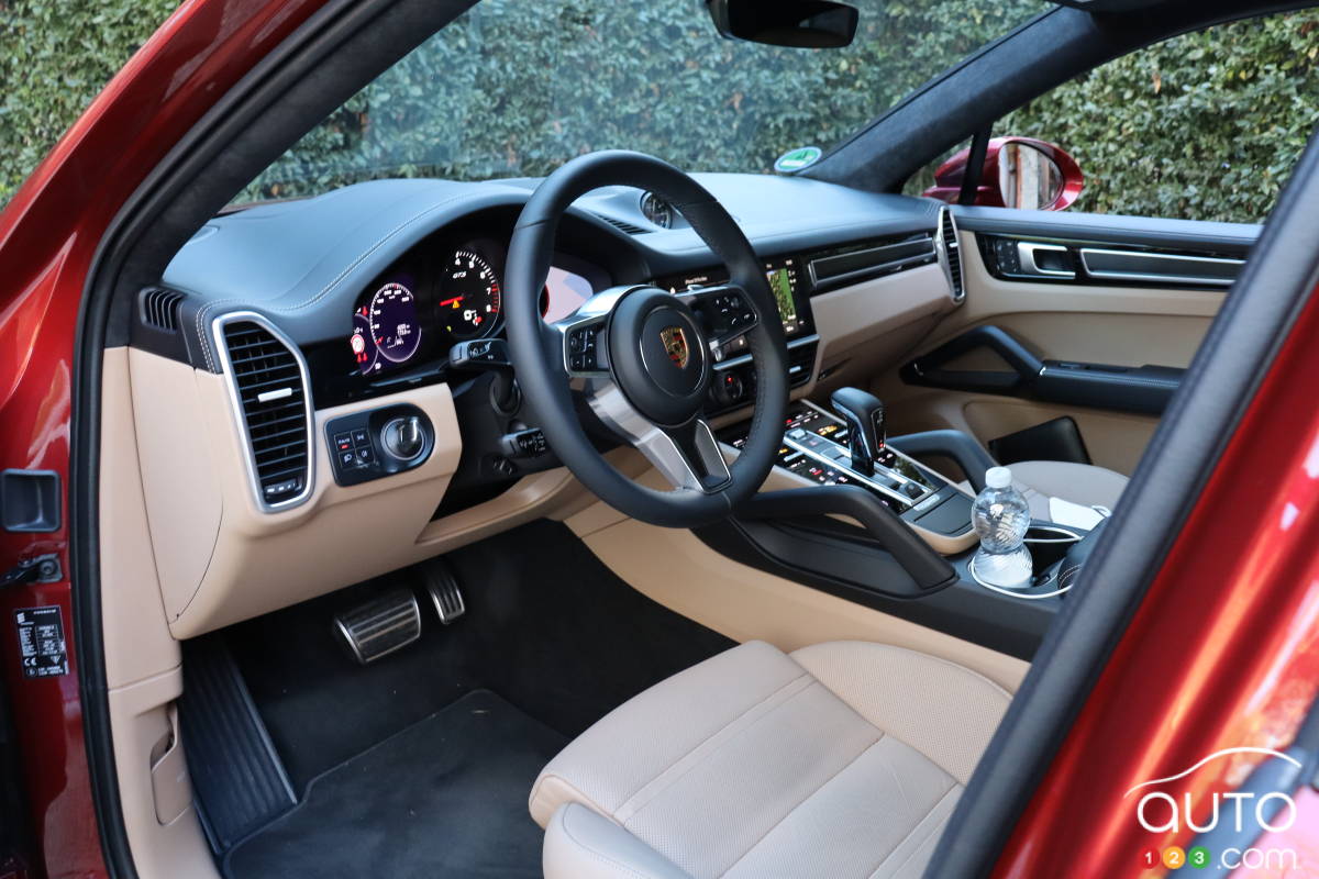 Porsche Cayenne GTS Coupé 2022, volant, tableau de bord