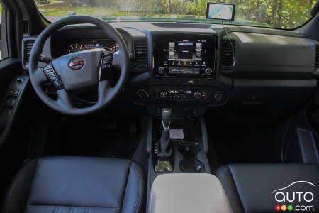 Nissan Frontier 2022, intérieur