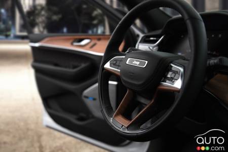 2022 Jeep Grand Cherokee, steering wheel