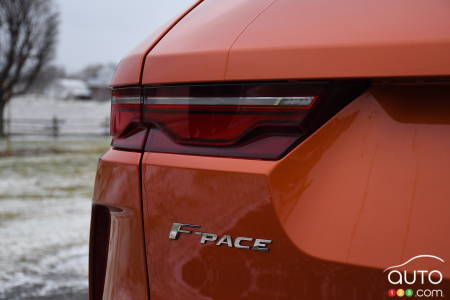 Jaguar F-Pace SVR 2022 - Feu, écusson