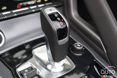 2022 Jaguar F-Type - Gear shifter