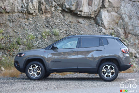 Jeep Compass Trailhawk 2022, en profil