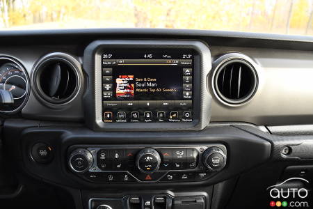 2022 Jeep Gladiator Willys - Touch screen