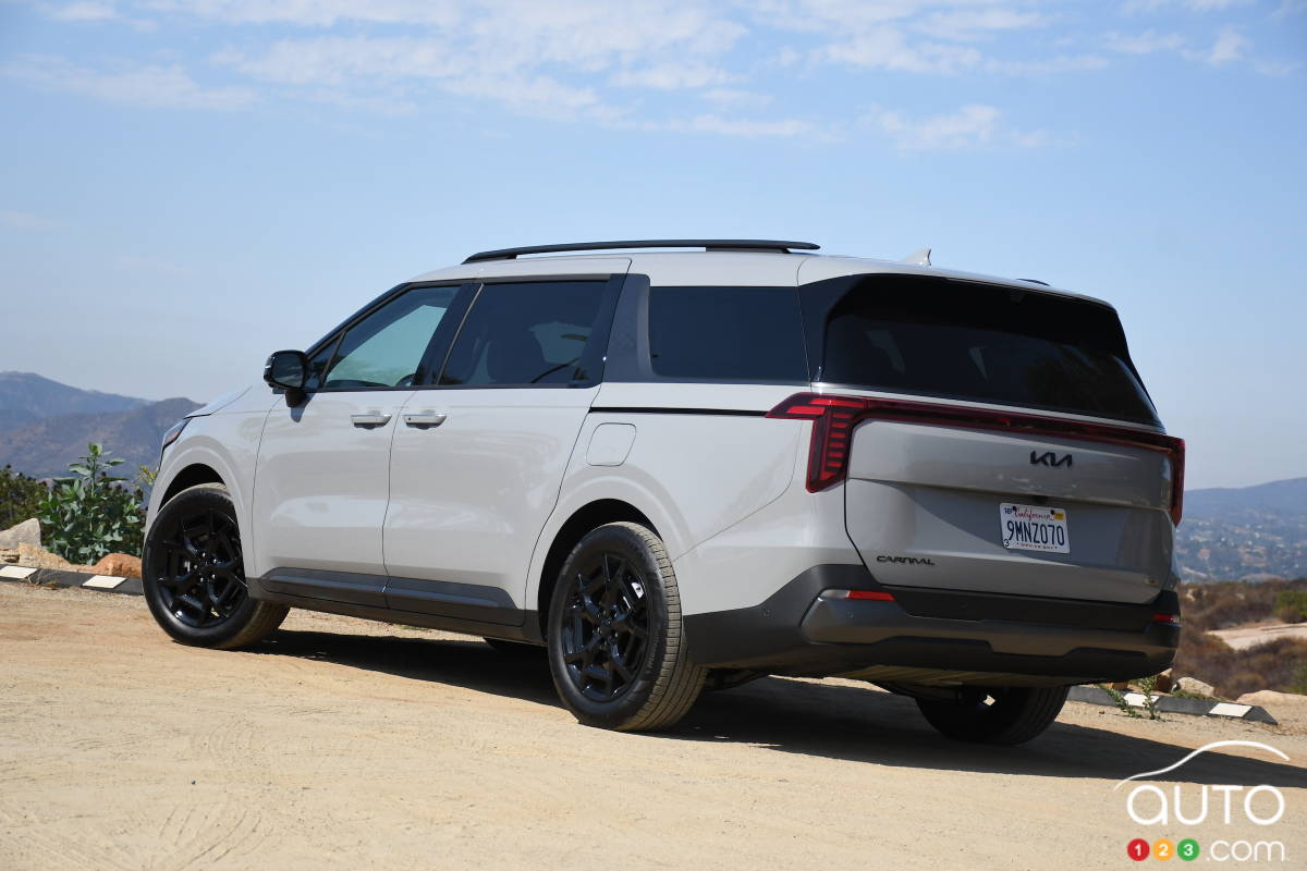 Kia Carnival hybride 2025, trois quarts arrière