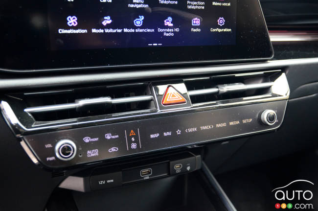 2023 Kia Niro EV - Двойной ряд тактильных кнопок