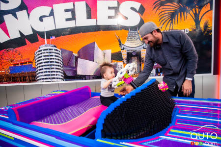 Un jeune visiteur au Salon de  Los Angeles