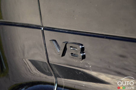 Land Rover Defender 110 V8 2022, écusson V8