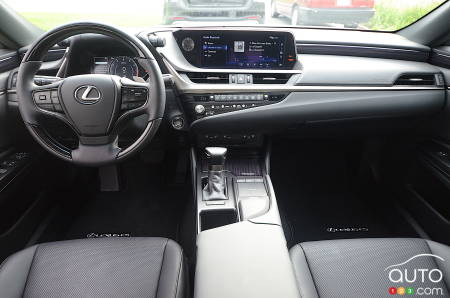 2021 Lexus ES 250 AWD, interior