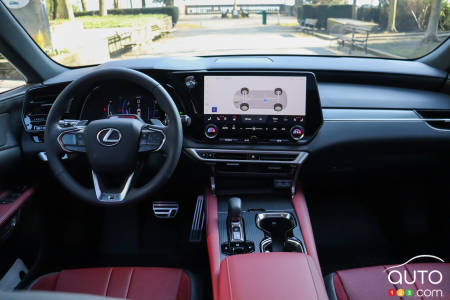 Interior del Lexus RX500h 2023