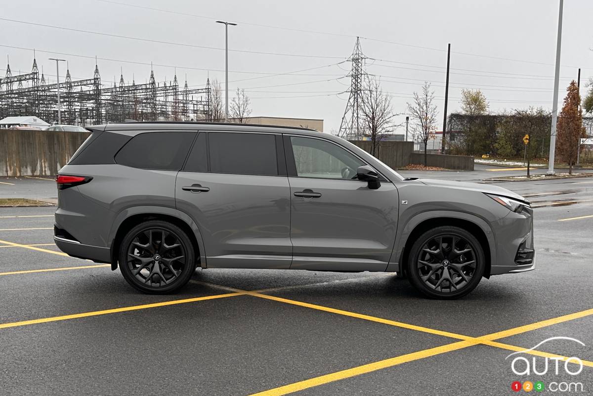 Lexus TX 500h 2026, de profil