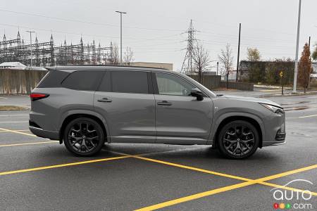 Lexus TX 500h 2026, de profil