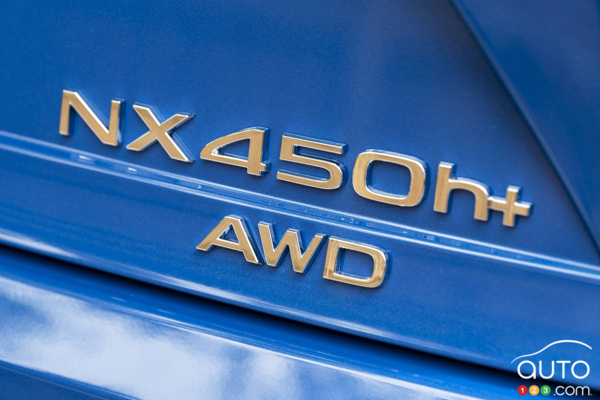 Lexus NX 2022, écusson version hybride