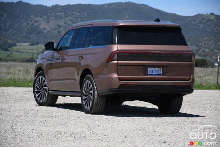 2025 Lincoln Navigator, three-quarters rear