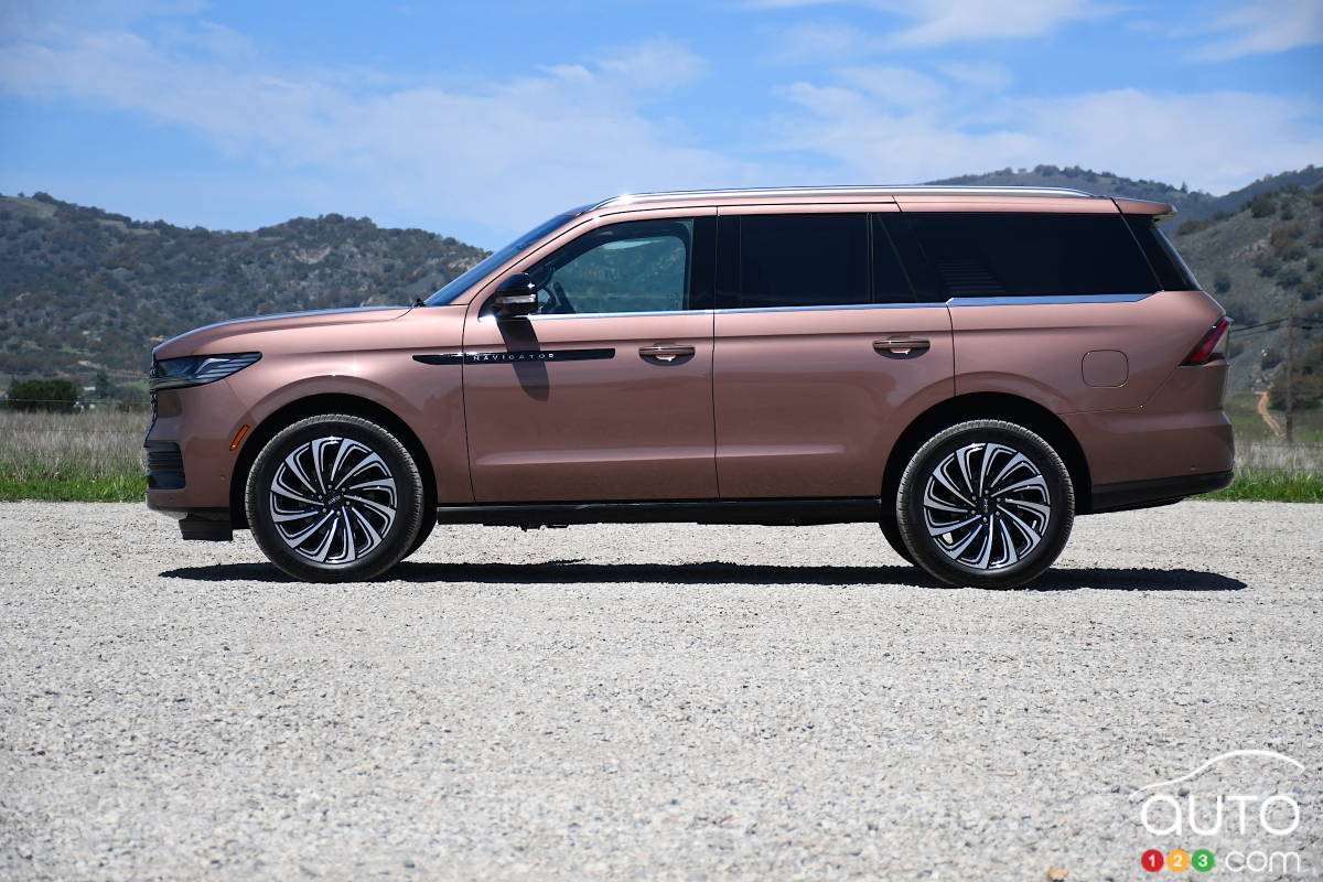 Lincoln Navigator 2025, de profil