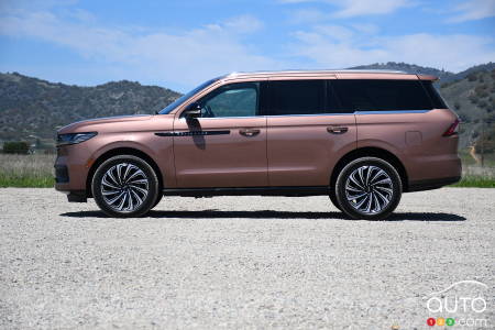 2025 Lincoln Navigator, in profile
