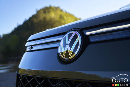 Volkswagen Tiguan Turbo Highline R-Line 2026, écusson VW