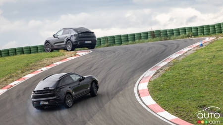Deux Porsche Macan électriques, lors de tests sur piste