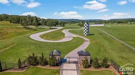 La maison avec sa piste de course en plein jardin