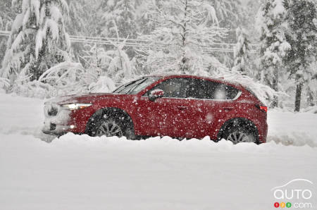 Une Mazda dans la neige