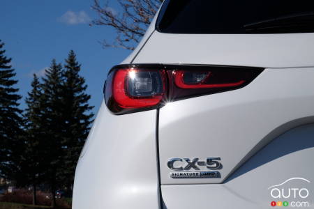 Mazda CX-5 2023 - Feux, écusson