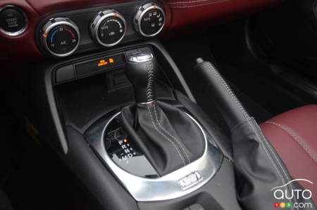 Mazda MX-5 2021, levier de la transmission automatique