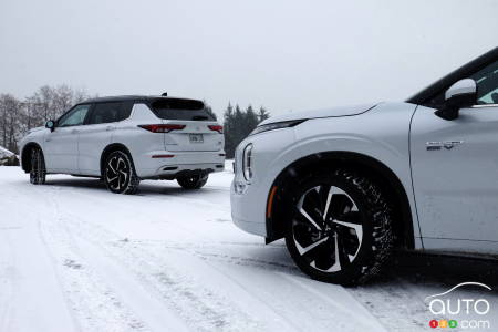 2023 Mitsubishi Outlander PHEV white