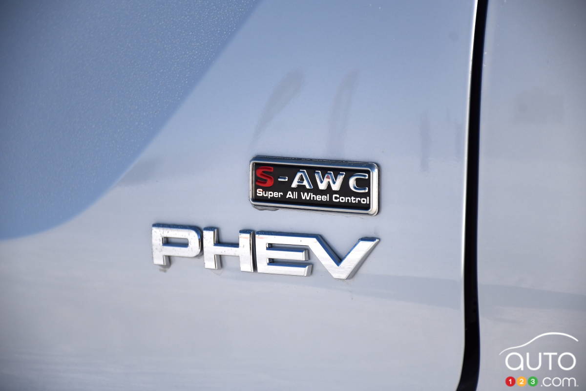 Mitsubishi Outlander PHEV 2024, écusson PHEV